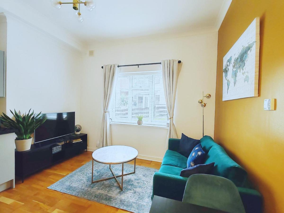 Bright And Stylish 2 Bedroom Town Centre Sleeps 5 Free Parking Appartement *