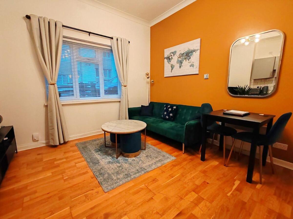 Bright And Stylish 2 Bedroom Town Centre Sleeps 5 Free Parking Appartement